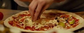 Anakin Skywalker kennt das perfekte Pizza-Rezept im Trailer zu "Little Italy" Anakin Skywalker kennt das perfekte Pizza-Rezept im Trailer zu "Little Italy"