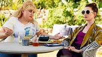 "Glam Girls - Hinreißend verdorben": Im deutschen Trailer zum Komödien-Remake heißt es Anne Hathaway vs. Rebel Wilson "Glam Girls - Hinreißend verdorben": Im deutschen Trailer zum Komödien-Remake heißt es Anne Hathaway vs. Rebel Wilson