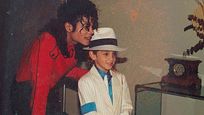 Kontroverse Doku über die Missbrauchsvorwürfe gegen Michael Jackson: Trailer zu "Leaving Neverland" Kontroverse Doku über die Missbrauchsvorwürfe gegen Michael Jackson: Trailer zu "Leaving Neverland"