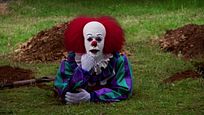Traumatisierte eine ganze Generation: Trailer zur Doku "Pennywise: The Story of IT" über die erste "Es"-Verfilmung Traumatisierte eine ganze Generation: Trailer zur Doku "Pennywise: The Story of IT" über die erste "Es"-Verfilmung