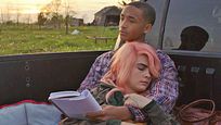 Ein ganzes Leben in einem Jahr: Cara Delevingne & Jaden Smith lieben und leiden im Trailer zu "Life In A Year" Ein ganzes Leben in einem Jahr: Cara Delevingne & Jaden Smith lieben und leiden im Trailer zu "Life In A Year"