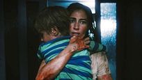 Unheimliche Geisterkinder im finsteren Trailer zum Spukhaus-Horror "The Evil Next Door" Unheimliche Geisterkinder im finsteren Trailer zum Spukhaus-Horror "The Evil Next Door"