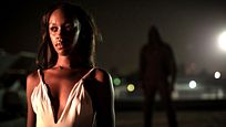 Auf "Halloween" und Co. folgt das "Blutbad an der Compton High": Deutscher Trailer zum Teen-Slasher "Thriller" Auf "Halloween" und Co. folgt das "Blutbad an der Compton High": Deutscher Trailer zum Teen-Slasher "Thriller"
